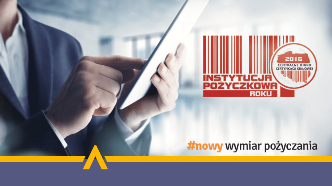 mężczyzna w ciemno niebieskim garniturze trzymający w lewej ręce tablet